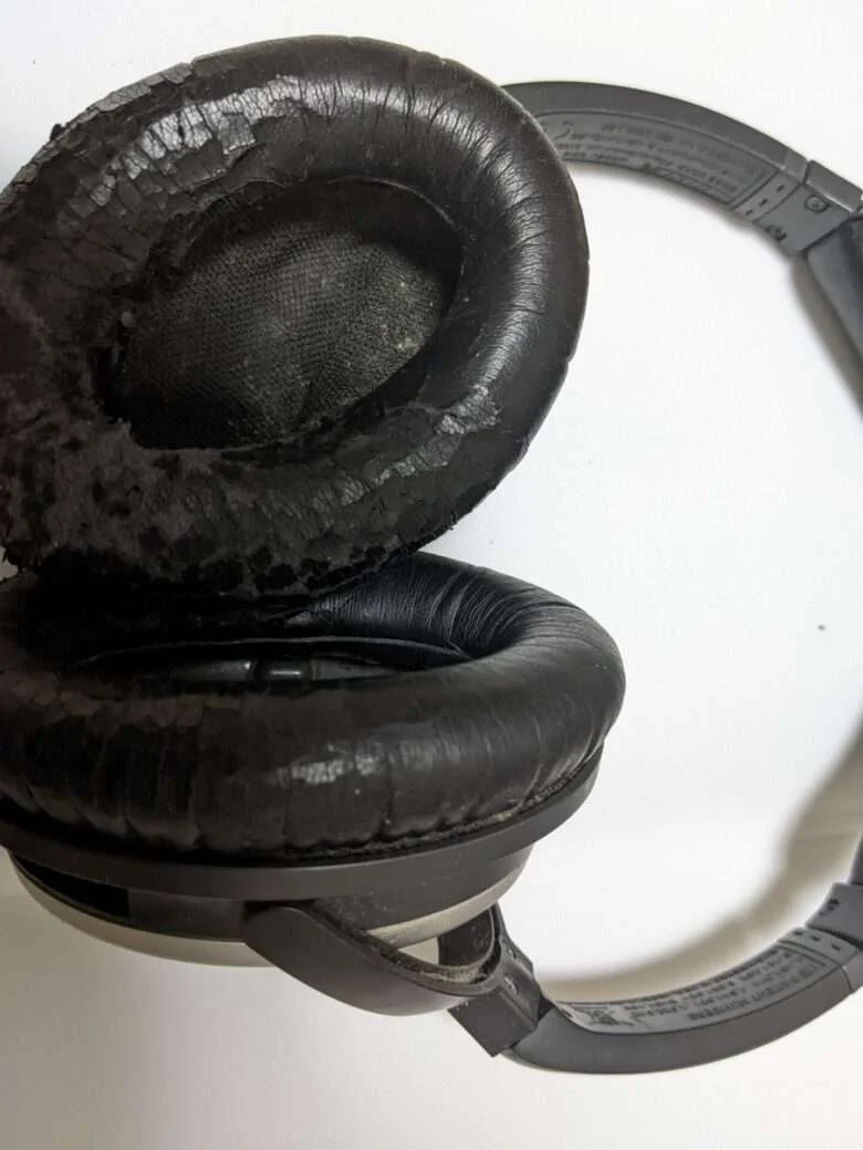 これ本当に音出るのかよ、と思わずにいられないボロボロっぷり。恐らく15年前くらいに購入したものだし、しゃあない。