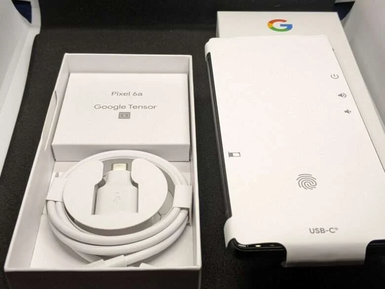 本体を外すとこんな感じ。充電器はなし。
